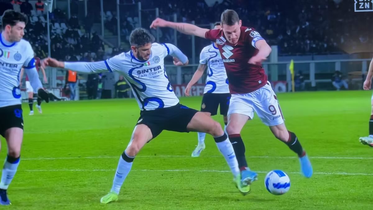 MarioRossifcu's tweet photo. @ESatiro27 @LaStampa Squadra piu favorita da quando esiste il var e avete il coraggio di dire queste cose siete proprio dei cartonati senza dignità😅😅 https://t.co/o7NFHKJOU4
