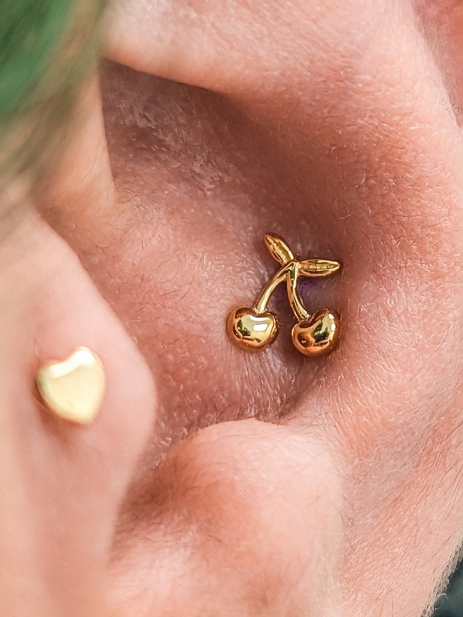 BlueBananaUK's tweet image. POV: you find the perfect jewellery for your fresh conch piercing. These little 14k gold cherries are ridiculously cute.

#earrings #earjewellery #earpiercing #piercingideas #fgoldjewellery