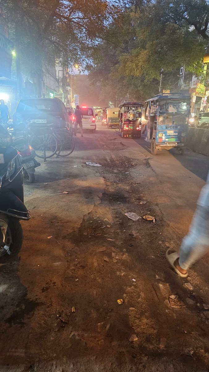 PrithviSag79154's tweet image. we don't know why the #delhi government is not taking care of the broken roads whole karol bagh is dugged to add the underground wire then who is going to fill up the roads and make them new @MCD_Delhi ? @AamAadmiParty ? @bsesdelhi ? @gupta_rekha ? @ajtak_news @indiatvnews help