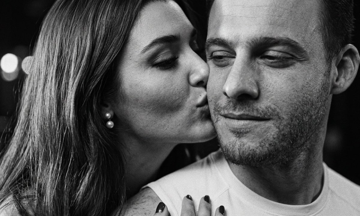 Parece que além da Hande retornar com as fotos aos poucos Kerem também voltou com as antigas publicidades depois de ter finalizado as publicidades das empresas dos Sabancis! Amém! 🥹🥹🥹🥰🥰❤️🥰❤️