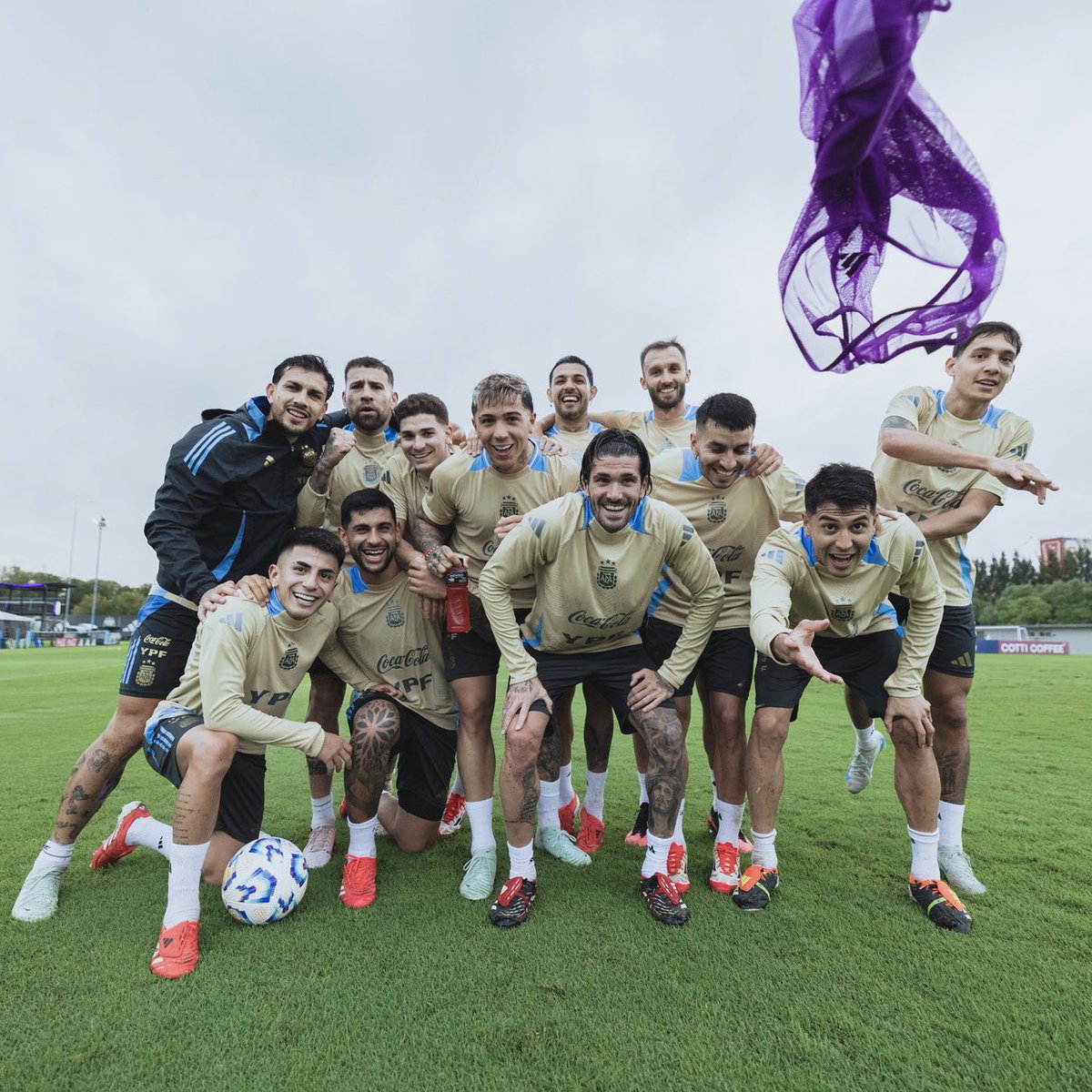 LuisFregossi's tweet photo. JUNTOS ☺️ . Parece casualidad,pero NO lo es 😉 Leandro Paredes trajo a SU Boca costumbres del dia a día que implementó ( junto a otros apellidos )  en la @Argentina.
Mucho se habló de ese grupo fuerte,unido y compacto que llevo a la Selección Argentina a atravesar el momento más exitoso de la historia. Para llegar a esos objetivos , el grupo fue FUNDAMENTAL, el propio Scaloni lo menciono más de una vez cuando se lo consultaron. 
Leandro fue uno de los hacedores fundamentales de ese grupo. Los ingredientes de ese día a día los empezó a incorporar a Boca . Obviamente que antes debió hacer una visión preliminar del terreno, se encontró con cuestiones que necesitaban corregirse y eso llevo su tiempo. Los resultados se empezaron a ver en este semestre. La ingerencia de Paredes en el día a día es FUNDAMENTAL. Sus compañeros así lo entendieron, NO todos y NO desde el principio, pero con el correr del tiempo TODOS se fueron acoplando, hasta el propio CT que descansa y comparte varias decisiones en él porque saben lo que significa. Paredes es de esos líderes que UNE , que está CONVENCIDO que con un grupo FUERTE se logran cosas INCREÍBLES. Lo hizo y lo logro en la @Argentina , lo quiere lograr también en Boca. El que crea que es casualidad, SE EQUIVOCA ☑️