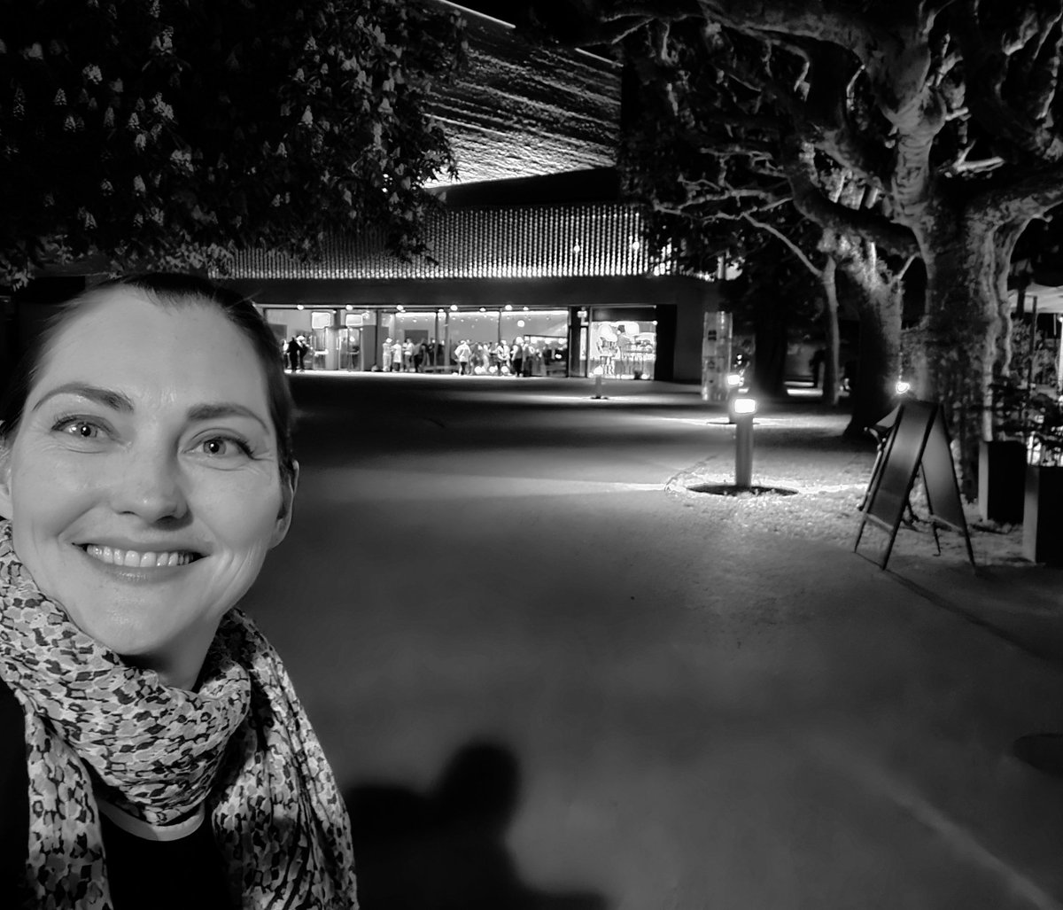 ZoeConwayfiddle's tweet image. I got such a beautiful welcome from all at Geneva Camerata 💜 Took this pic late at night after our two concerts in this stunning venue, and my heart was still singing! 🎶
I need an excuse to come back to Switzerland immédiatement 🇨🇭 
Any ideas?!

#irishfiddle #livemusic #fun