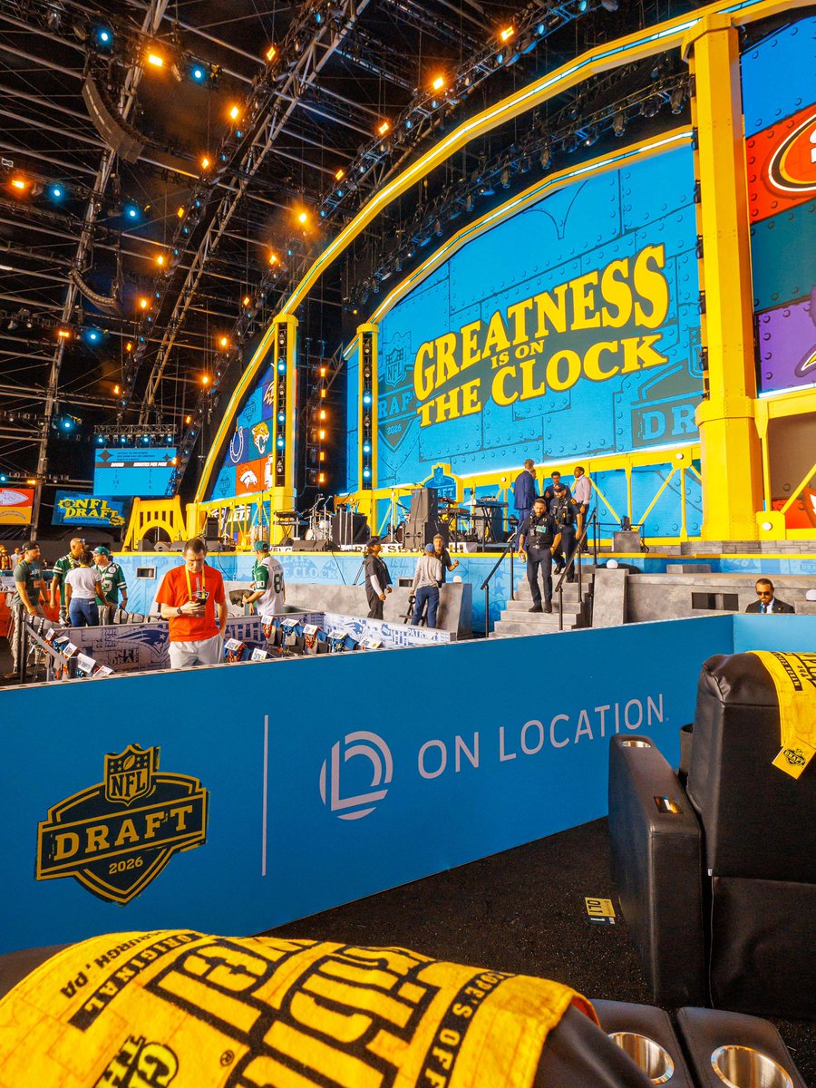 onlocationexp's tweet image. The backdrop vs. our #OnLocation view has our guests hyped 📣➡️