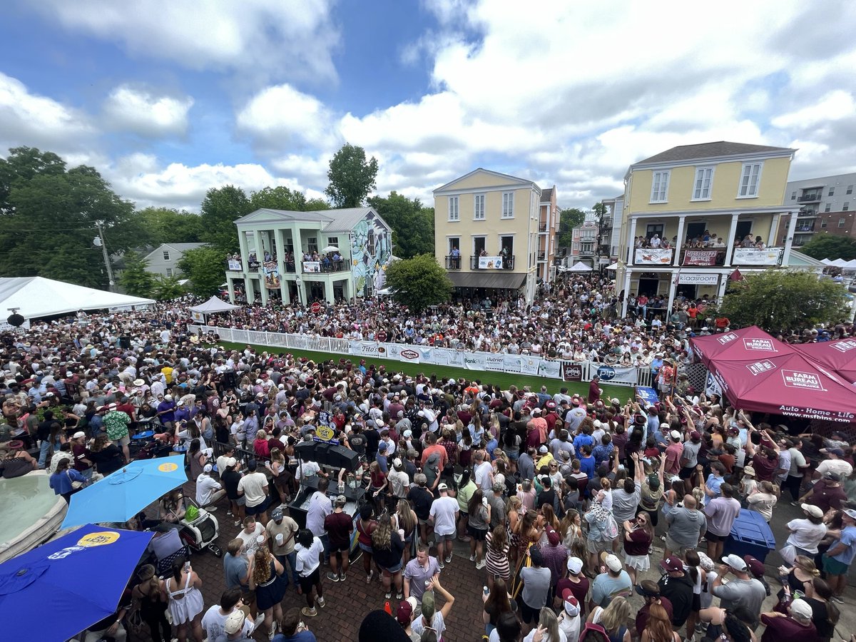 mostlysports's tweet photo. The Starkville Derby is the greatest place on earth @BFW https://t.co/fKWqfxhr6O