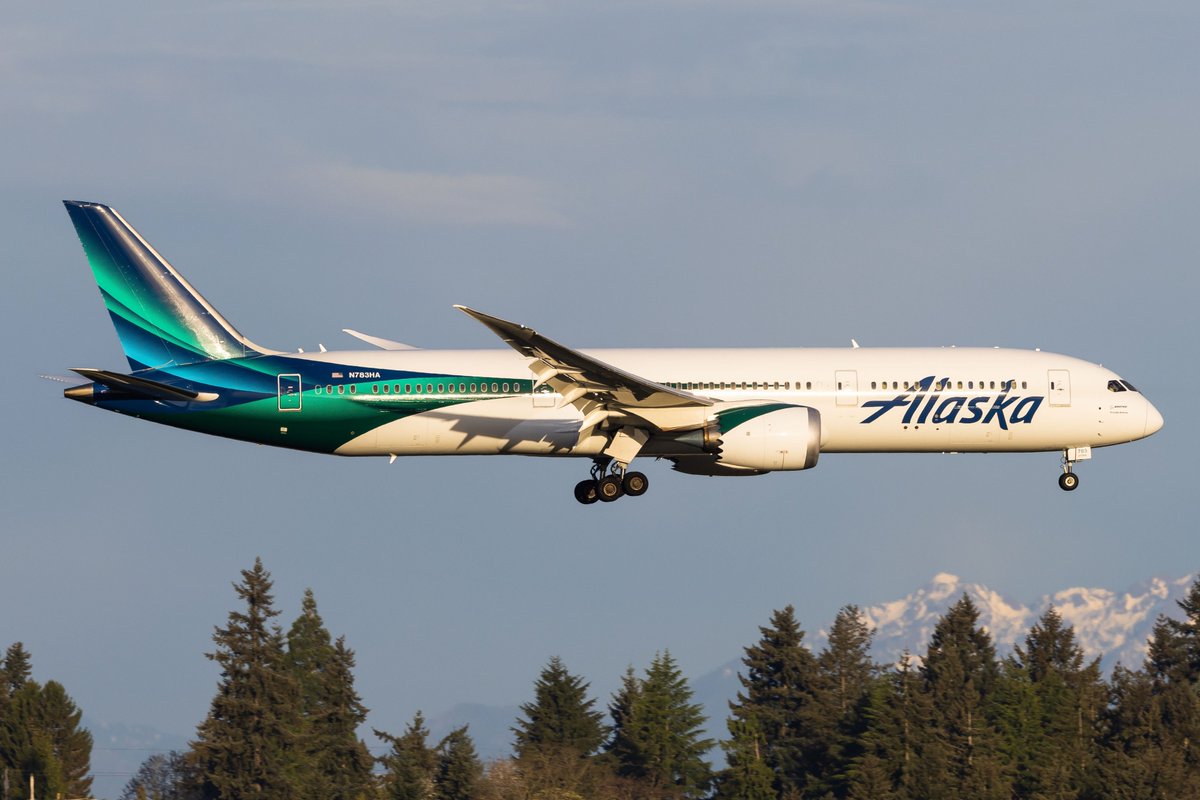 airwaysmagazine's tweet image. Some photos taken from the ramp at SEA 

📸: Alex Crail/ Airways       

#alaskaairlines #boeing #avgeek