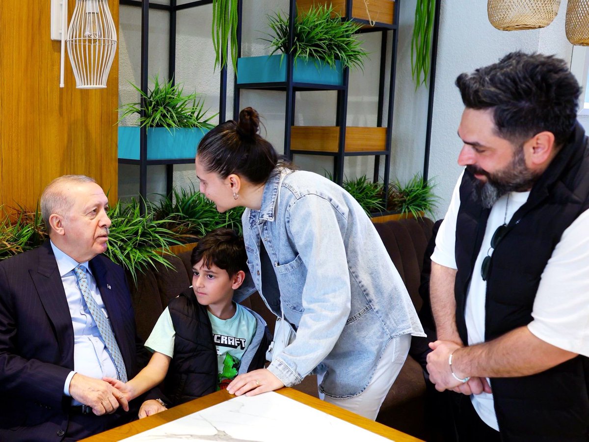 Milletin adamı milletiyle birlikte. ❤️

<a href="/RTErdogan/">Recep Tayyip Erdoğan</a>
