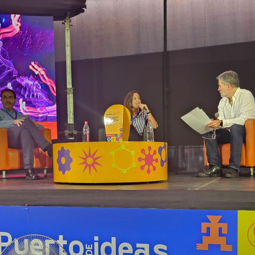 MilenioBASE's tweet photo. Antofagasta 📍Con charla "Genética del futuro" la Dra. Juliana Vianna @Ju_A_Vianna finalizó su participación en @puertodeideas 🌎 En conversación con Polo Ramírez la investigadora @uandresbello @MilenioBASE y CRG reflexionó sobre los desafíos científicos de los próximos años https://t.co/5FxLbxSMWf