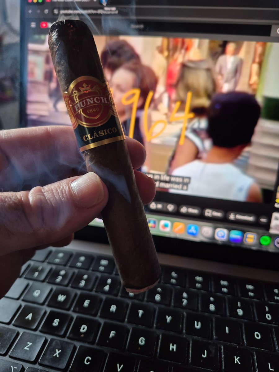donutpatrol451's tweet image. A smooth smoke and @Deadbugsays on the screen. #FTW