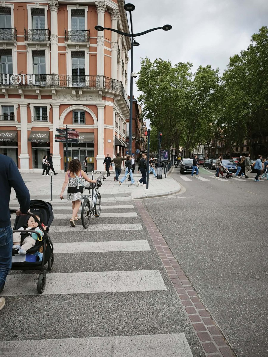 Clarence3196's tweet image. Les deux personnes qui se sont pris un bus dans la tronche à cet endroit n'ont pas suffi.
Parents indignes !
#Toulouse