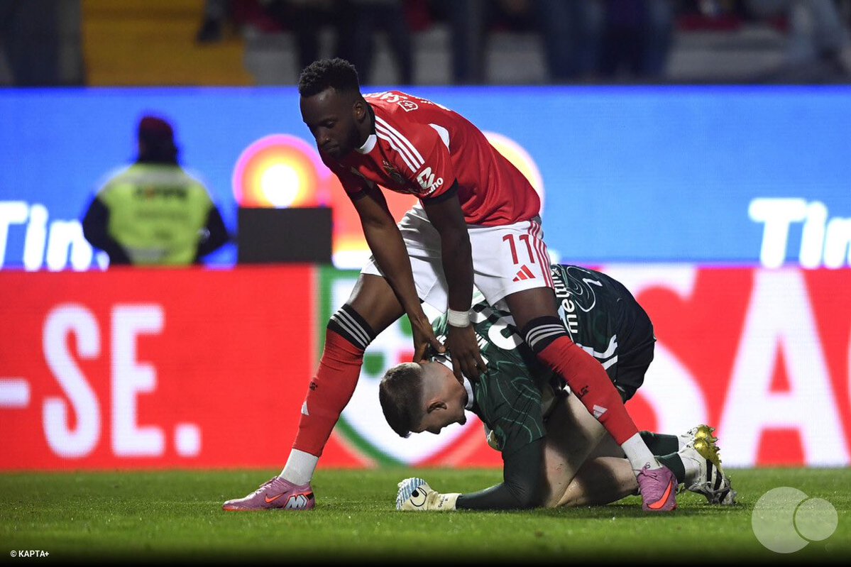💣 

Mourinho:

«O Lukebakio não gostou de ser substituído. A poltrona do banco não tem culpa da frustração. Tivemos ali um bate boca que eu gosto»

«Perguntou porque é que é tinha sido substituído. A minha resposta foi um bocadinho mais violenta, mas não passa nada»

#SLBenfica