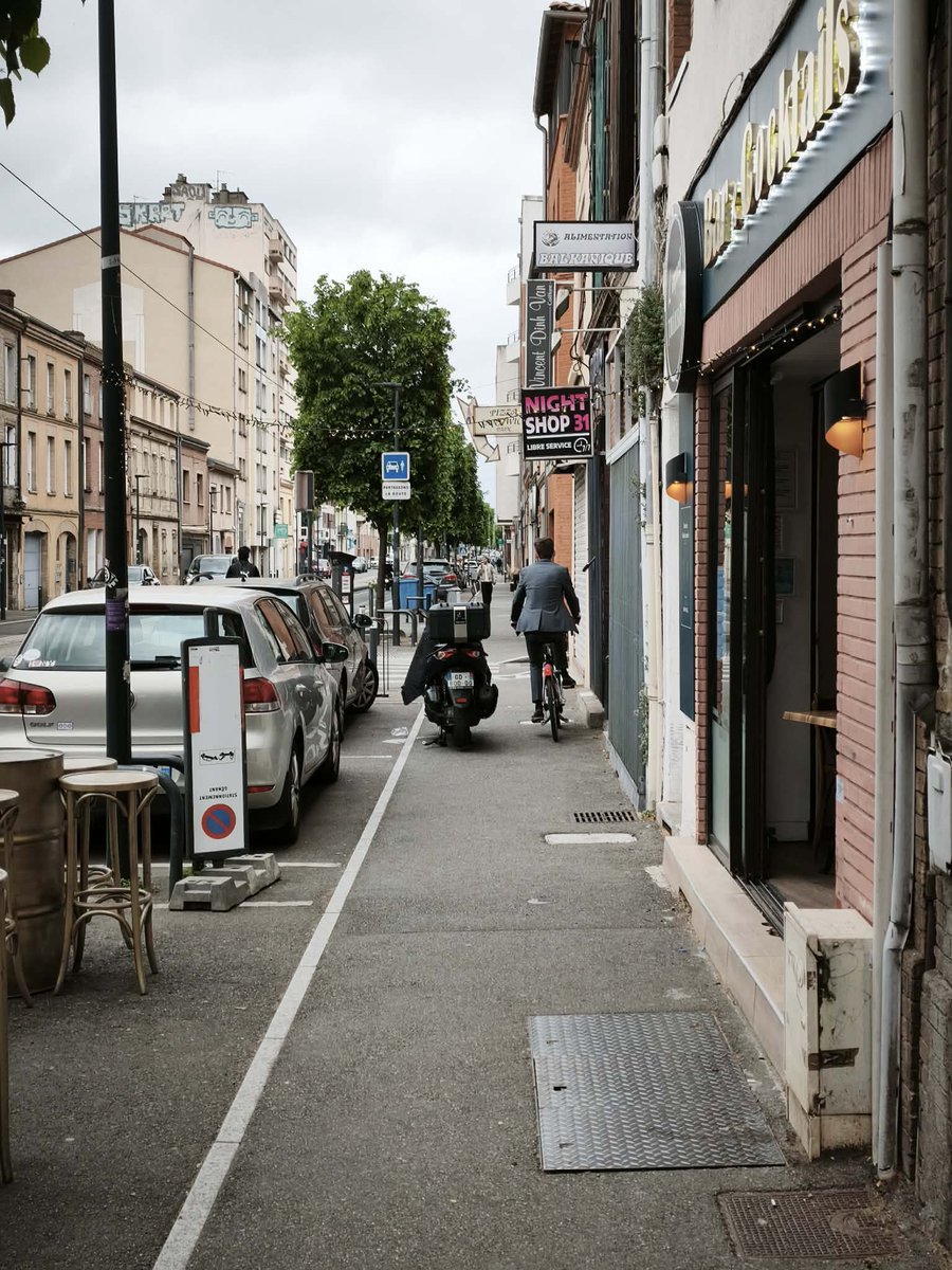 Clarence3196's tweet image. Combo, scooter garé + blaireau à vélo sur le trottoir.
#Toulouse