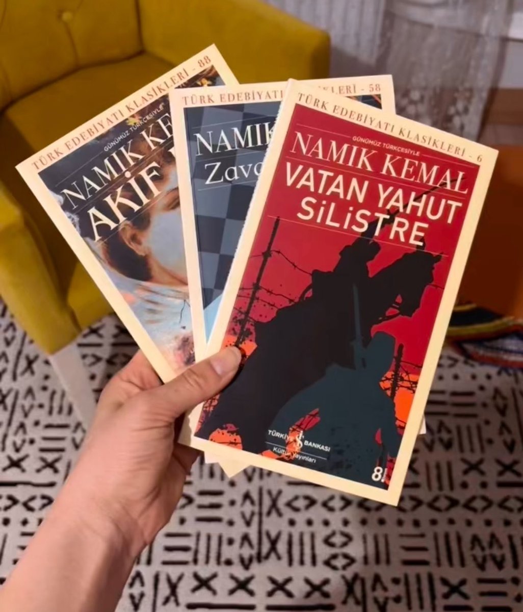 sanki ömrümde gördüğüm, duyduğum, okuduğum, düşündüğüm ne kadar güzel şey varsa hepsi bir yere toplanmış, sonra da bir insan çehresi olup karşıma gelmiști.