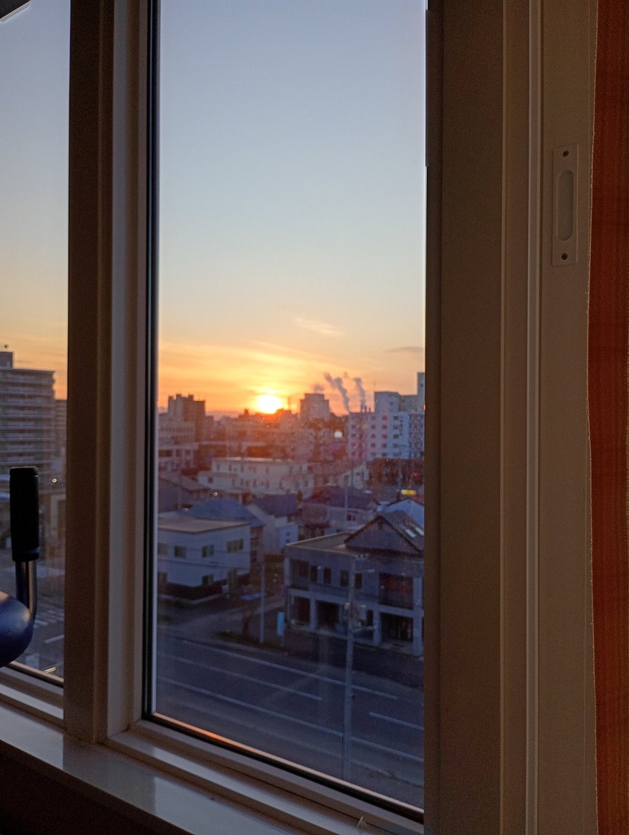 haikainew's tweet photo. 4:40生まれたての太陽の日差しに照らされる旭川市
 #イマソラ  #旭川市 https://t.co/EwhrBZFFwi