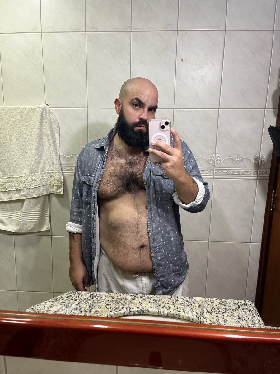 omardeacucar's tweet photo. Um urso, tem que especificar agora: gordito y peludito, careca&amp;barbudo https://t.co/4YH0w94cBw