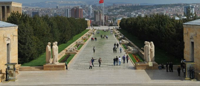 📌O halde Liseli Kızınıza şimdi yazacağım tweeti okutunuz ki aydınlansın.

‼️Yunanistan'daki Partenon ile Anıtkabir'in mimarisinin alakası yoktur.

Hayatlarında bir tarih kitabı, sanat tarihi incelemesi yapmamış Mısırpüskülü trollerinin bu iftiralarına daha önce defalarca cevap