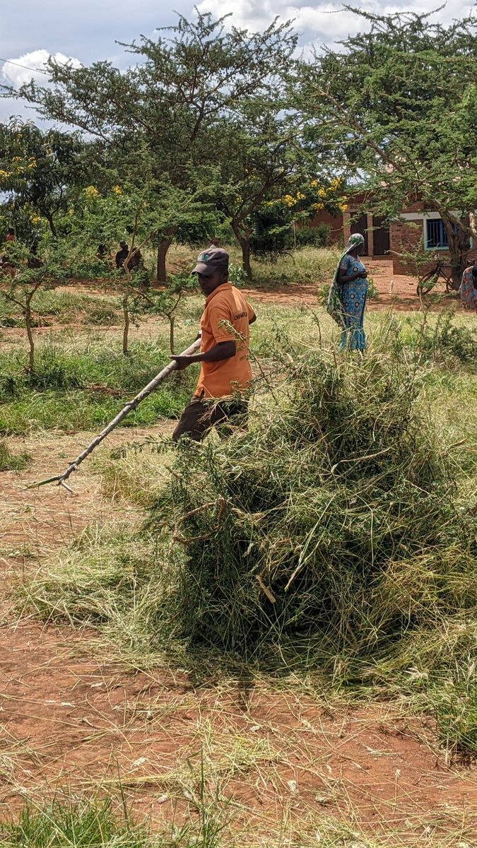 NdegoSectorK's tweet photo. Umuganda kandi wibanze kubikorwa byo gukora isuku ahantu hanyuranye,gutunganya imihanda ,kubaka amarerero no kubakira abatishoboye. @KayonzaDistrict @RwandaEast @FredSafariH https://t.co/DdtGJPEHro