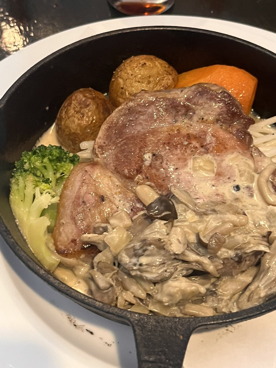 KitchenMakoto's tweet photo. 本日はこちらの↓チキンバージョンソースはキノコクリームにほんのりカレー風味が有ります https://t.co/Vd8MZ6xdSi
