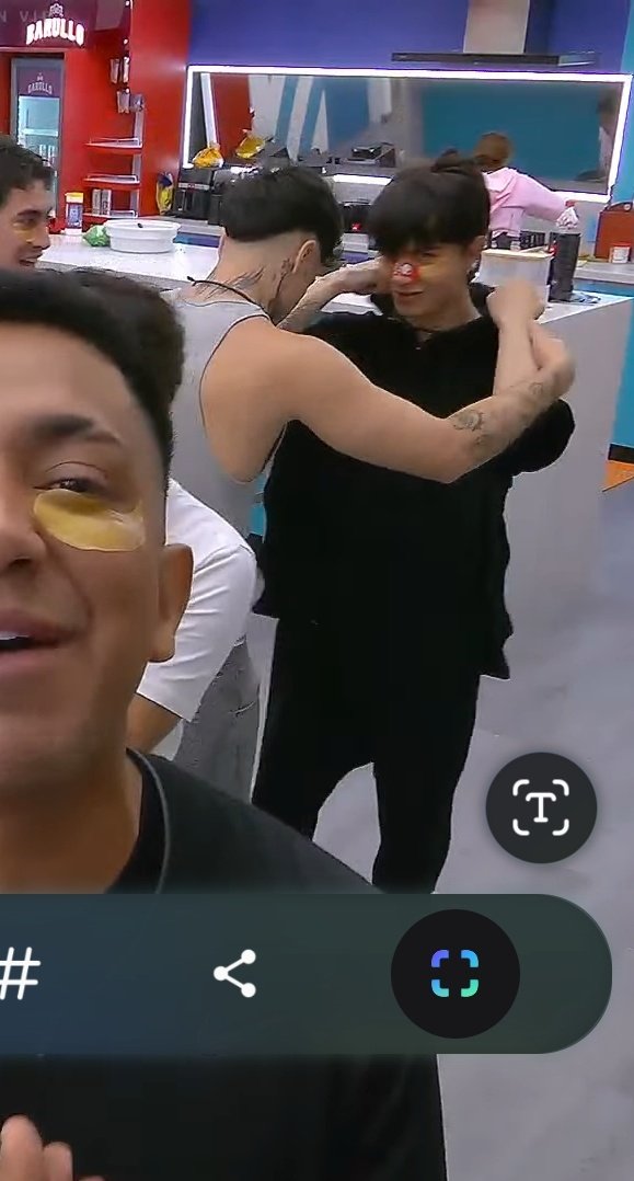 RETIRANNA's tweet photo. Naim lo quiso besar de nuevo pero Carlos no se dejó xq se acordó que había cámaras. Afuera del reality seguro se sacan las ganas #CAIM #lamansiónvip https://t.co/xvQgLXxJWc