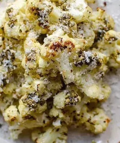 Living_Lou's tweet image. DELICIOUS recipe for you - roasted cauliflower with pesto and cheese! 

All you need is cauliflower, pesto, olive oil, chili flakes, Parmesan cheese and a little salt!

RECIPE: buff.ly/3tVYYaU
#veggies #cheese