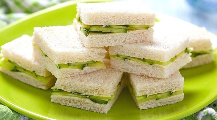 13brevkasse's tweet image. History and Superstition

#Food #MSN #FoodRepublic (Photo) @UlaneVuorio 

The Royal Family love afternoon tea but you won’t find just any shape of sandwiches being served in Buckingham Palace

This is due to an age-old superstition that says anyone presenting the royal family