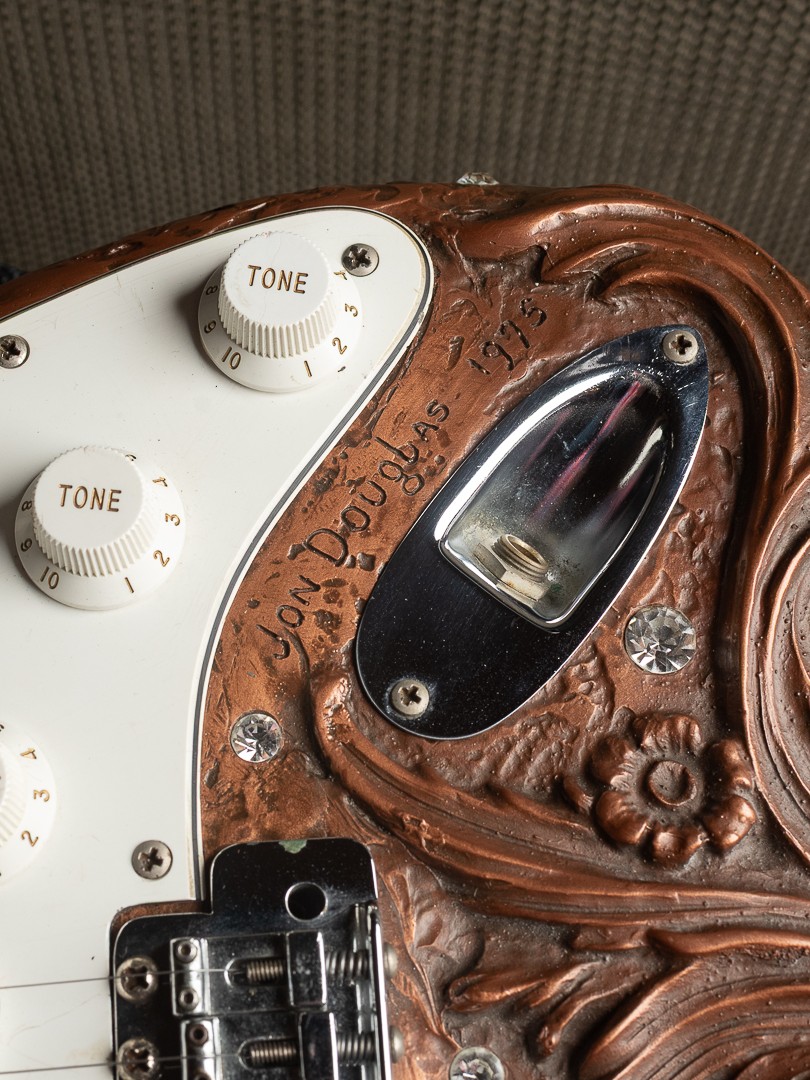 ChicagoMusicEx's tweet image. bit.ly/4jt4H17 | You walked into The Vault on a #StratSaturday and saw this! 💎 1 of 25 “Rhinestone” Jon Douglas @Fender Stratocaster, shining way too hard to ignore! Collector piece? Stage statement? Learn more about The Vault at Chicago Music Exchange today! #Fender