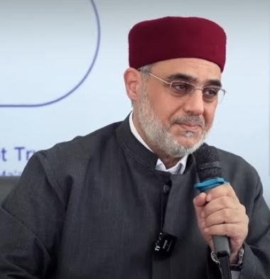 Sakinarium's tweet photo. 🧵 L'Imam Fakhr ad-Din ar-Razi s'est t'il vraiment repenti du Ash'arisme 3 secondes avant de mourir ? - Réponse du Cheikh Saïd Fouda

Avant toute chose il convient de lire le testament de l'Imam Fakhr ad-Din ar-Razi, trouvable ici (en deux parties) :
https://t.co/dY7apr1uZp
https://t.co/3eLm5pGHs1

Commentaire du Cheikh Saïd Fouda : 

« Depuis le début de mes lectures, il y a de nombreuses années, j’ai souvent entendu — et j’ai également lu dans les livres de certaines personnes comme Ibn Taymiyya et Ibn al-Qayyim, ainsi que d’autres les ont suivis dans cela — que l’imam al-Rāzī était sur une croyance, puis qu’il l’a changée à la fin de sa vie et qu’il s’en est rétracté, et qu’il a écrit cela dans son testament à ses élèves.

C’est cela leur prétention.

Et il nous incombe, avant de prononcer notre parole, d’exposer clairement cette prétention. Une fois qu’elle sera éclaircie, j’affirme avec certitude que sa faiblesse apparaîtra à toute personne dotée d’un esprit sain.

▪️

Premièrement, il faut définir le madhhab des Ash'arites sur cette question.

Le madhhab des gens de la Sunna et du Groupe (ahl al-sunna wa-l-jamā'a) — dont font partie les Ash'arites — est que Allah le Très-Haut ne ressemble à aucune de Ses créatures, ni dans Son essence (dhat), ni dans Ses attributs (sifat), ni dans Ses actes (af'al).

Et tout ce qui peut venir à l’esprit humain comme image (sura) ou modalité (kayfiyya) doit être nié à Son sujet, car la forme et le “comment” sont, à la base, impossibles pour Lui.

Ils affirment la transcendance absolue (tanzih) d’Allah au-dessus des attributs des créatures, des événements (hawadith), des corps (ajsam), et de tout ce qui découle du fait d’être un corps, comme : être dans un lieu (makan), le mouvement (haraka), la taille (hajm), la modalité (kayf), la composition (tarkib), et autres.

▪️

Sur cette base, les textes que nous lisons dans le Coran et la Sunna peuvent donner à certaines personnes l’illusion d’un sens qui ne convient pas à Allah, et elles disent : “C’est cela le sens apparent (ẓahir) de ces textes.”

Nous disons : ce n’est pas cela le sens apparent, mais c’est ce que tu imagines être apparent.

Il n’y a de sens apparent que le vrai (al-ḥaqq).

Il est impossible qu’Allah fasse que Sa parole ait un sens apparent qui soit faux.

Le faux ici est l’illusion qui est apparue dans ton esprit, et cela ne provient que d’un mauvais raisonnement et d’une incapacité à comprendre les choses les plus élémentaires qu’il faut affirmer au sujet d’Allah.

Ainsi, ce que tu appelles “sens apparent” n’est qu’une illusion produite par un esprit grossier.

▪️

Lorsque ce problème est apparu — en raison de la corruption du goût de la langue arabe, de la faiblesse des croyances en Allah, et de la domination des perceptions sensibles et des illusions psychologiques — les savants ont eu besoin d’une méthode pour traiter ce problème.

Cette méthode devait être :
- Claire,
- Bien définie,
- Fondée sur des règles cohérentes avec la langue et les vérités religieuses connues nécessairement,
simple et précise à la fois,
- Conforme à la voie des pieux prédécesseurs (al-salaf al-ṣāliḥ),
- Adaptée autant que possible aux dispositions des gens.

Les savants de la communauté, parmi les Ash'arites, ont alors établi une méthode remplissant toutes ces conditions, composée de deux niveaux :

- Le premier et c’est la base : ils l’ont appelé tafwid 
- Le second, utilisé seulement en cas de besoin : ils l’ont appelé ta'wil

Et ces deux niveaux sont vrais, et il n’y a aucune contradiction entre eux.

▪️

Le Tafwiḍ consiste à remettre ces textes à Allah (tafwid al-ma'nā), sans entrer dans leur analyse, et à y croire de manière globale (ijmāl), c’est-à-dire croire en ce qu’Allah sait être la vérité.

Et à les laisser passer tels qu’ils sont venus :

“sans comment et sans sens” 

tout en affirmant la transcendance d’Allah (tanzih) au-dessus de toute imperfection.

Et c’est cela qui était la voie de la majorité des pieux prédécesseurs (jumhūr al-salaf).

Ils n’entraient pas dans ces questions, ne parlaient pas de ces choses, interdisaient au commun des gens d’en discuter, et leur ordonnaient d’affirmer la transcendance d’Allah.

▪️

Quant au ta'wīl, il consiste à rediriger le terme de son sens apparent imaginé (al-ẓāhir al-mutawahham) — qui correspondrait à du corporéisme, de l'anthropomorphisme, de l’assimilation, ou l’attribution de membres et de mouvements — vers un sens correct, en raison d’un indice (qarina), qu’il soit textuel ou contextuel.

Cela est utilisé lorsque certaines personnes ne se contentent pas de la voie globale du tafwid, soit à cause de la corruption de leur croyance (comme les littéralistes hashwiyya), soit parce qu’elles cherchent à semer le doute dans les fondements du Tawhid.

Dans ces cas-là, il est nécessaire d’utiliser une méthode détaillée pour leur montrer que le sens qu’ils prétendent être apparent est en réalité faux.

Et cela ne peut se faire qu’au moyen du ta'wil.

▪️

Une fois que le madhhab est devenu clair et que sa vérité s’est manifestée, nous revenons à la question de l’imam Fakhr al-Dīn al-Rāzī et nous disons :

C’est cela sur quoi était Fakhr al-Dīn al-Rāzī, et c’est cela sur quoi l’imam est mort.

Il ne s’est pas produit qu’il se soit rétracté de tout cela, ni même d’une partie. 

L’imam Fakhr al-Dīn, au début de sa vie, lorsqu’il devint connu et jusqu’à peu avant sa mort, débattait abondamment avec les innovateurs parmi les hashwiyya (les littéralistes simples d'esprit) et d’autres qui s’étaient égarés de la compréhension du sens véritable.

Il parcourait les pays, défiant ceux qui contredisaient le madhhab de l’islam, débattant avec eux et leur montrant la faiblesse de leurs propos, de leurs preuves et de leurs arguments.

La plupart des livres qu’il a écrits durant sa vie étaient soit des réfutations des hashwiyya, soit des falasifa (philosophes musulmans neo-platoniciens ou neo-aristotélicien), soit de ceux qui s’étaient trompés parmi les mu'tazila et d’autres.

Personne ne pouvait tenir face à lui : il réduisait les langues au silence, faisait disparaître le faux et affermissait les fondements de la vérité, selon sa capacité. Qu’Allah lui fasse miséricorde.

Et lorsqu’un homme est dans cet état, il doit nécessairement s’attacher à la méthode du ta'wil que nous avons expliquée.

En effet, il ne peut pas, lors d’un débat avec ces gens — surtout les hashwiyya, car la divergence porte précisément sur cette question — leur dire : “Remettez la science à Allah (tafwid)”.

Comment le pourrait-il, alors qu’ils pensent que ce qu’ils affirment est le sens apparent (ẓāhir) de la parole d’Allah, clair et évident, et qu’il n’est pas permis de s’en détourner ?

Il faut donc nécessairement montrer que ce qu’ils prétendent être évident et clair est en réalité faux, sans aucun doute.

Et cela ne peut se faire qu’en utilisant la méthode du ta'wīl : c’est l’instrument par lequel on abat les moutons du faux.

C’est ainsi que l’imam procédait dans la plupart de ses ouvrages, car la situation des gens auxquels il faisait face l’exigeait.

Puis, lorsque la mort s’approcha et que le passage vers l’au-delà arriva, l’imam Fakhr al-Dīn al-Rāzī revint au principe fondamental, car ce que l’homme recherche dans cet état, c’est le salut.

Et remettre l’affaire à Allah (tafwid) est le salut.

▪️

Celui qui examine le testament de l'imam, voit très bien qu'il n'a absolument pas quitté le madhab Ash'ari.

Il y voit plutôt qu’il remet son affaire à Allah, et qu’il reconnaît qu’il n’a abordé ces questions que pour soutenir la religion, en réponse à l’ordre d’Allah de la défendre contre les déviants et les agresseurs.

Il se désavoue de toute erreur qu’il aurait pu commettre, sans la désigner précisément, et espère qu’Allah lui fera miséricorde pour ce qu’Il lui a accordé de juste.

Et cela est l’état des gens sincères.

Il attire également l’attention dans son testament sur le fait que la méthode du Coran dans la transmission du tawhid est la meilleure des méthodes.

Et comment quelqu’un pourrait-il nier cela, alors que le Coran est la parole d’Allah ?

Mais il est demandé à l’homme de défendre la religion selon sa capacité.

▪️

Après cela, je dis à celui qui veut la vérité :

Où l’imam al-Rāzī a-t-il mentionné dans son testament qu’il s’était rétracté de son madhhab ?

A-t-il dit qu’Allah est dans un lieu (makan), qu’Il a une limite (hadd), ou un membre (jariha) — et autres absurdités anthropomorphistes dont sont remplies les âmes de ceux qui se trompent à son sujet ?

Comment pourrait-il dire cela alors qu’il affirme dans son testament :

“le monde est sous la gestion de son Gestionnaire exempt de toute ressemblance avec les choses caractérisées par la localisation et la spacialisation” ?

Ceci est une négation explicite qu’Allah soit dans un lieu, dans une direction, qu’Il ait des parties ou des organes.

Or ce sont précisément ces choses que ces gens prétendent qu’al-Rāzī aurait adoptées.

Mais nous voyons, dans ses propres paroles, qu’il les nie clairement.

▪️

Ajoutons encore ceci pour celui qui veut comprendre :

L’imam al-Rāzī appelait déjà au tafwid avant même d’écrire ce testament, c’est-à-dire pendant ses débats et ses confrontations avec les gens.

Il n’y a donc aucune base pour les propos des pseudo-salafis.

La preuve en est qu’il a dit dans al-Ma'ālim :

“Il ne reste qu’à reconnaître les preuves rationnelles décisives (al-dalā'il al-'aqliyya al-qaṭ'iyya), et à traiter les zahir des textes transmis soit par le taʾwīl, soit en en remettant la science à Allah — et c’est cela la vérité.”

Et il a dit la même chose dans al-Arbaʿīn :

“Il ne reste qu’à confirmer les preuves rationnelles et à s’occuper soit d’interpréter les zahir des textes, soit d’en remettre la science à Allah.”

Cela tranche toute parole après lui.

Chez les Ash'arites, il existe une divergence interne :

- Le ta'wīl est-il préférable ?
- Ou bien est-ce le tafwid ?

Tout en étant d’accord sur la transcendance (tanzīh) d’Allah.

Quant à leur divergence (les Ash'arites) avec les hashwiyya et leurs semblables parmi les pseudo-salafis de notre époque, elle tourne autour de ceci :

- D’un côté : le tanzih des Ashʿarites et des gens de la Sunna
- De l’autre : l'anthropomorphisme de ces gens-là (les pseudo-salafis)

Qu’Allah abandonne ces gens là.

▪️

Ainsi apparaît clairement, par la puissance et l’aide d’Allah, la bêtise de celui qui prétend que l’imam al-Rāzī s’est rétracté du madhhab Ash'ari, et que cela n’est rien d’autre que le plus mensonger des propos contre les gens de la vérité.

Et la louange appartient à Allah, Seigneur des mondes. »

[📚 Khawāṭir ḥawla waṣiyyat al-Imām Fakhr ad-Dīn ar-Rāzī - Cheikh Saïd Fouda]

▪️

Vous trouverez plus bas d'autres publications sur les pseudo-repentirs que les salafistes/wahabites aiment attribuer aux grands imams sunnites 👇
