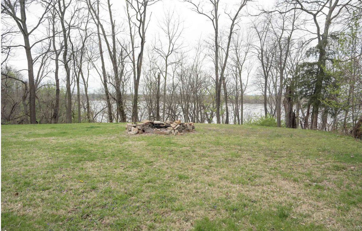 oldhouses100k's tweet image. $59,900. Two-story #Illinois #handyman special set on three lots, with a partial river view that’s especially lovely during the fall, winter, and early spring months! oldhousesunder50k.com/c-1900-illinoi…