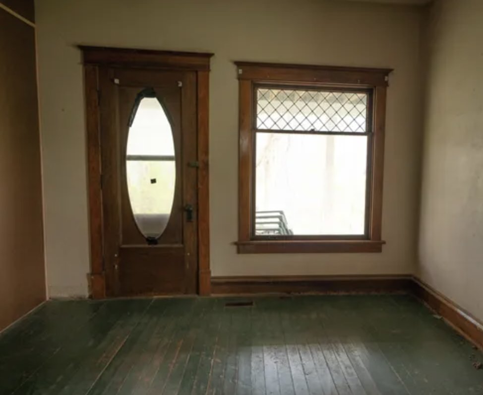oldhouses100k's tweet image. $59,900. Two-story #Illinois #handyman special set on three lots, with a partial river view that’s especially lovely during the fall, winter, and early spring months! oldhousesunder50k.com/c-1900-illinoi…