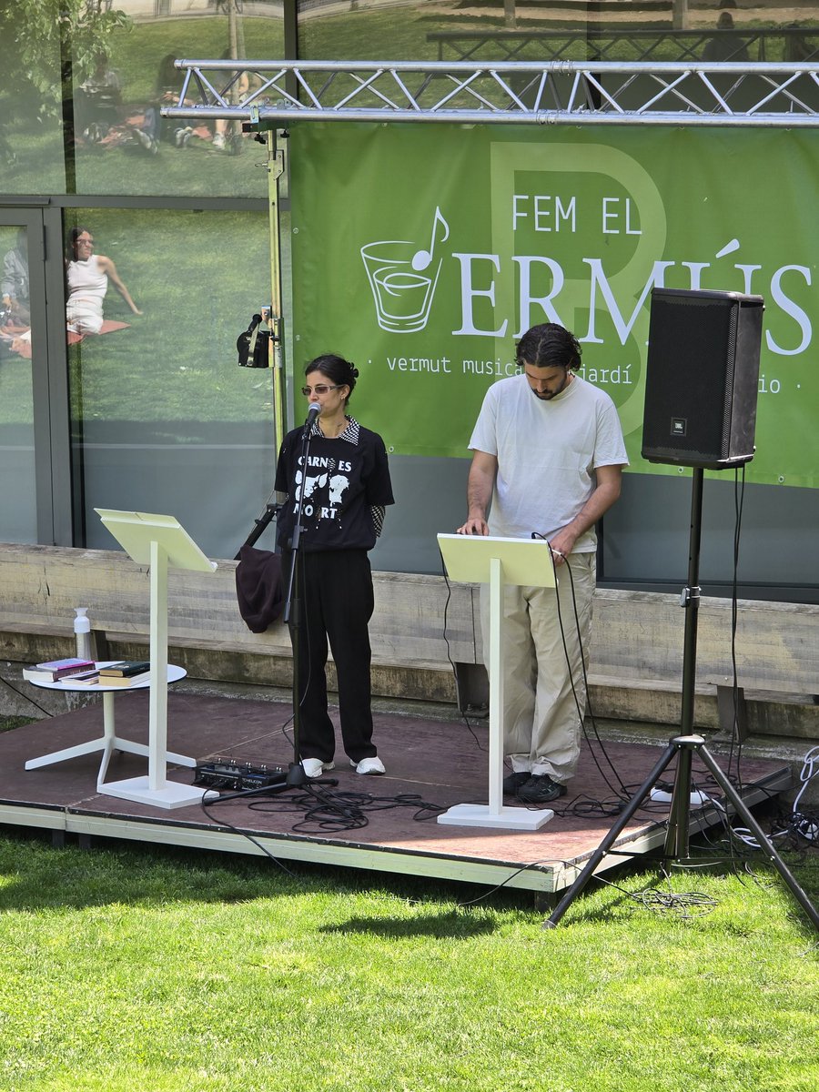 BibliotecaVicPB's tweet photo. Vermús musical al Jardí de la Biblioteca. Juns Castella i Ignasi Sadurní han mostrat el projecte re_ en el marc de la 4a edició del Versons, el procés de creació i experimentació poeticomusical impulsat pel Lab Ausa. @bibliotequesXBM @vic_cultura #quefemalesbiblios #versons https://t.co/BYH7A8O114