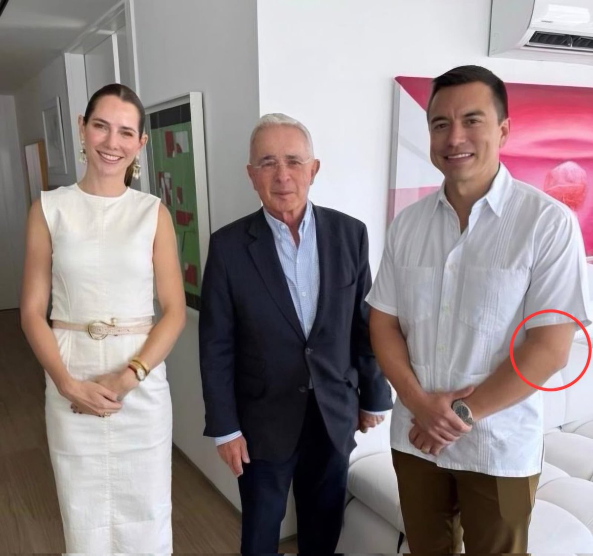 🔴 #Urgente EL SOCIALISMO EN COLOMBIA Y ECUADOR ESTÁN DESESPERADOS.

Se filtraron fotos falsas del presidente de Ecuador, Daniel Noboa, y Alvaro Uribe afirmando qué son recientemente en Ecuador. 

Son falsas, Daniel Noboa aparece sin tatuajes, cuando tiene tatuajes hace dos años.
