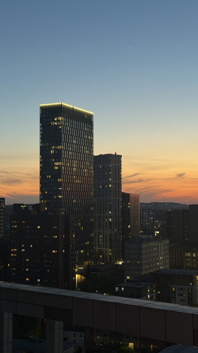 ionutEmatei's tweet photo. The night life in Birmingham, UK with the absolute amazing light that I never saw anywhere else. @BirminghamPress @birmingham_live @TheIronRoom #citylife #photooftheday #Photography101 https://t.co/XVIHv2Rx2v