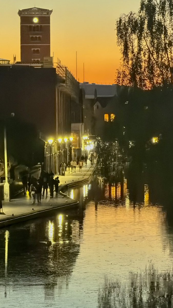 ionutEmatei's tweet photo. The night life in Birmingham, UK with the absolute amazing light that I never saw anywhere else. @BirminghamPress @birmingham_live @TheIronRoom #citylife #photooftheday #Photography101 https://t.co/XVIHv2Rx2v