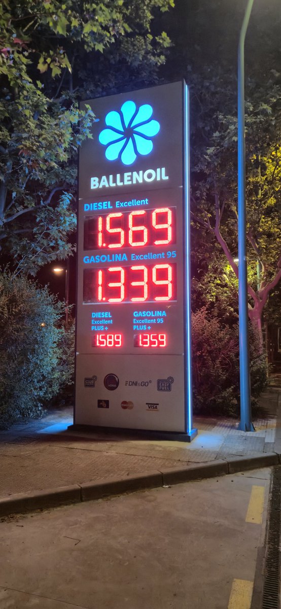 GaucheMafia's tweet image. Prix du gasoil ⛽️ en plein centre ville de Saragosse, ce soir ! 🤔🙄
Vous n'avez pas le sentiment d'être des pompes à fric ? 😡🤢