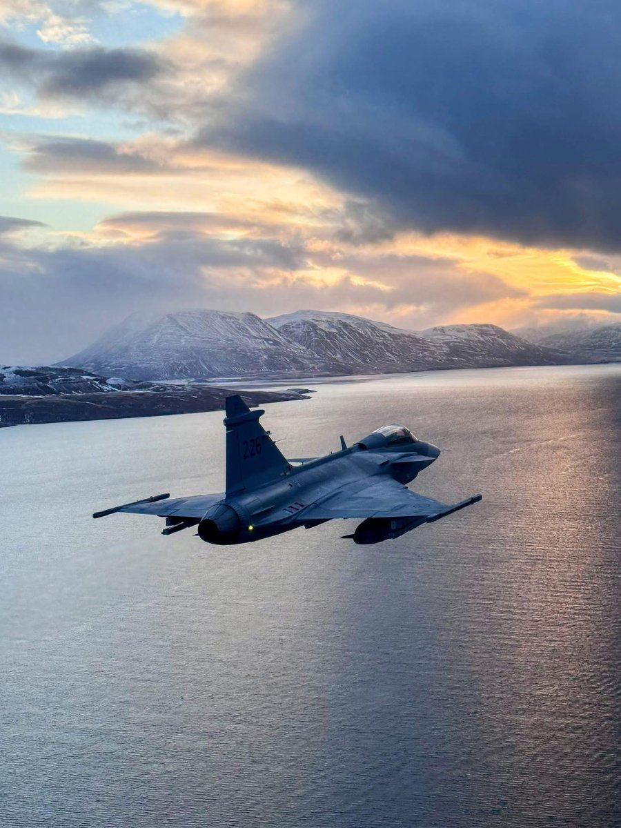 CcibChris's tweet photo. Beautiful picture of a JAS-39 Gripen flying in the Arctic.
Supreme Headquarters Allied Powers Europe (SHAPE) https://t.co/Au9DGvrdAa