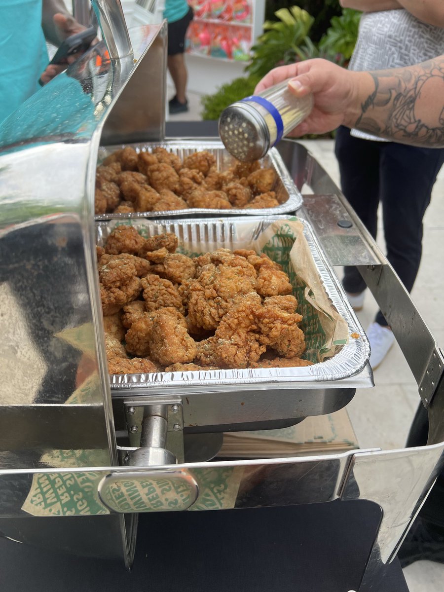 SAMSaysMiami's tweet image. Launch of new Citrus Mojo Wings @wingstop @RickRoss #MiamiBeach 
📍- Strawberry Moon / GoodTime Hotel #Wingstop #RickRoss #MiamiEats