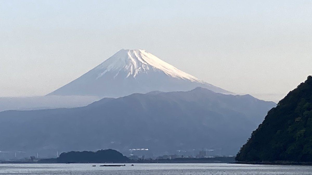 おはようございます。
今朝の　#富士山 
三津長浜から。
久しぶりの内浦あたりからの写真です。
一句石のバラ園、どんな感じかなとみに行ったら、まだまだでした。