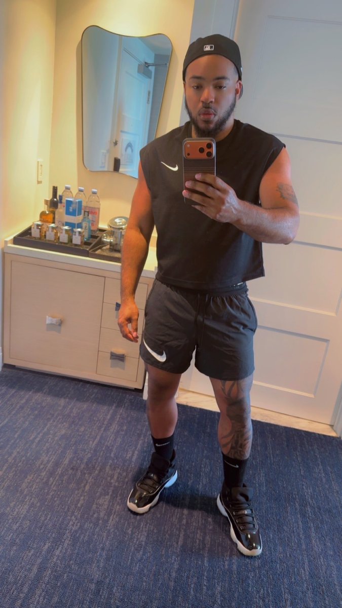 RellinRealLife's tweet image. #miamibeach vibes! Ya boi getting a tan! #vacation 🖤🤍