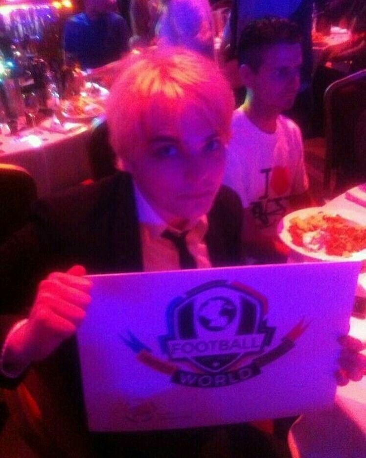 gerard way hourly tweet media