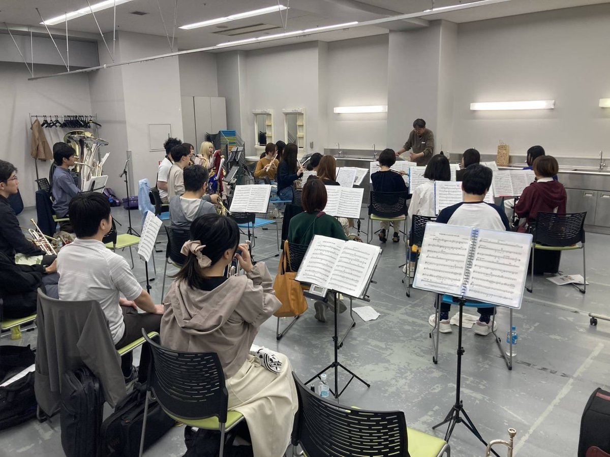 昨日の練習では定演1部の曲たちを合奏🎼
最近はT.SaxやB.Saxと木管中低音が集中砲火されがちですね🎷
楽しい曲、飛び立つためのポイント、勇ましいところ…見せ方がはっきりしてる分、キメ所でキメる力が試される気がします💭
まだまだ定演に向けてスタートしたばかり。頑張りましょう( ˙꒳​˙  )͟͟͞͞ =