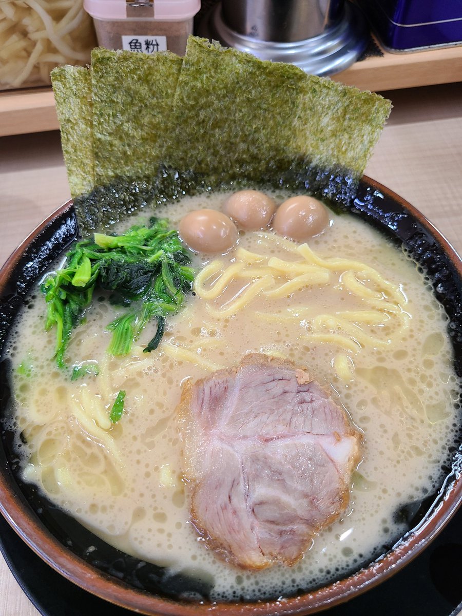 honmap9's tweet photo. 10時開店と同時にお客様が続々と···。厨房の中はまるで戦場。しかしラーメンはいつも以上に美味かった。うずらの味が濃いめだったのも◎。
#逗子家
#北久里浜
#ラーメン https://t.co/mfkq2kg9hL