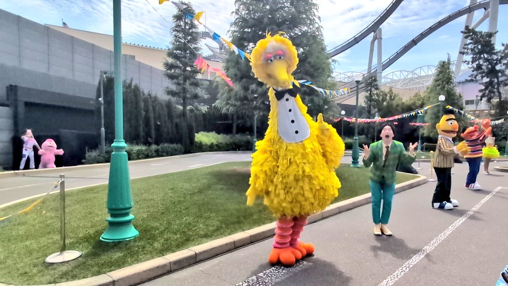 Long_gui_lan's tweet image. 10:30からのセサミスペシャルショー。今日は昨日と違う角度から。間近で見るビッグバードがでかすぎる
#USJファン