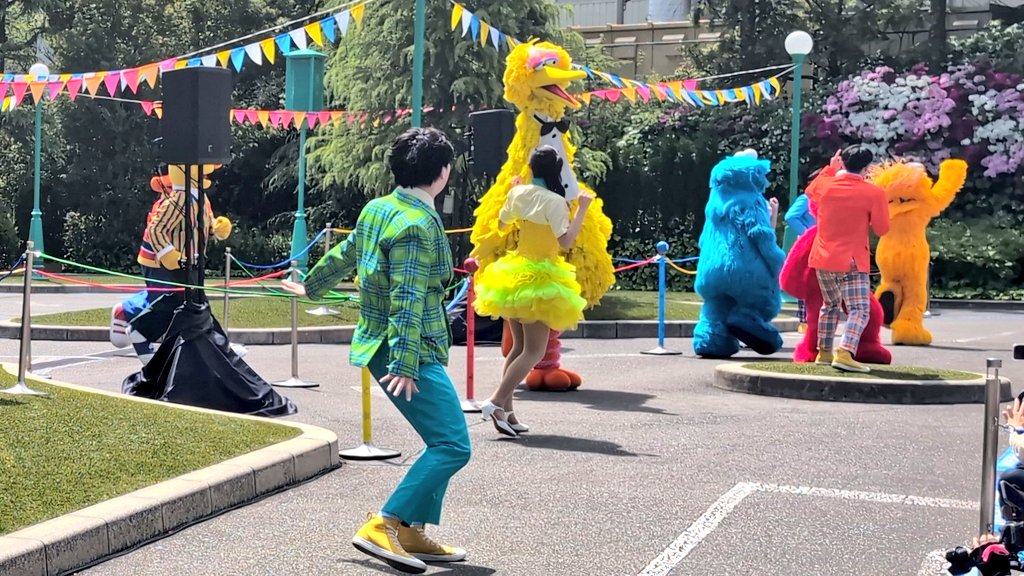 Long_gui_lan's tweet image. 10:30からのセサミスペシャルショー。今日は昨日と違う角度から。間近で見るビッグバードがでかすぎる
#USJファン