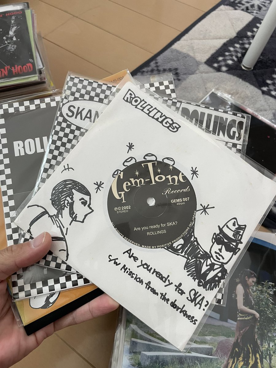 yutaka_thrasher's tweet photo. その昔、ジャケが無かったからって、手書きのジャケ仕様でだった、ローリングスの7inch！！＼(^o^)／

ローリングスのメンバーさえも覚えて無いんじゃねーかなww

#ローリングス
#ROLLINGS
#SKA
#NEOSKA
#2TONE https://t.co/eq3rb3kHjX
