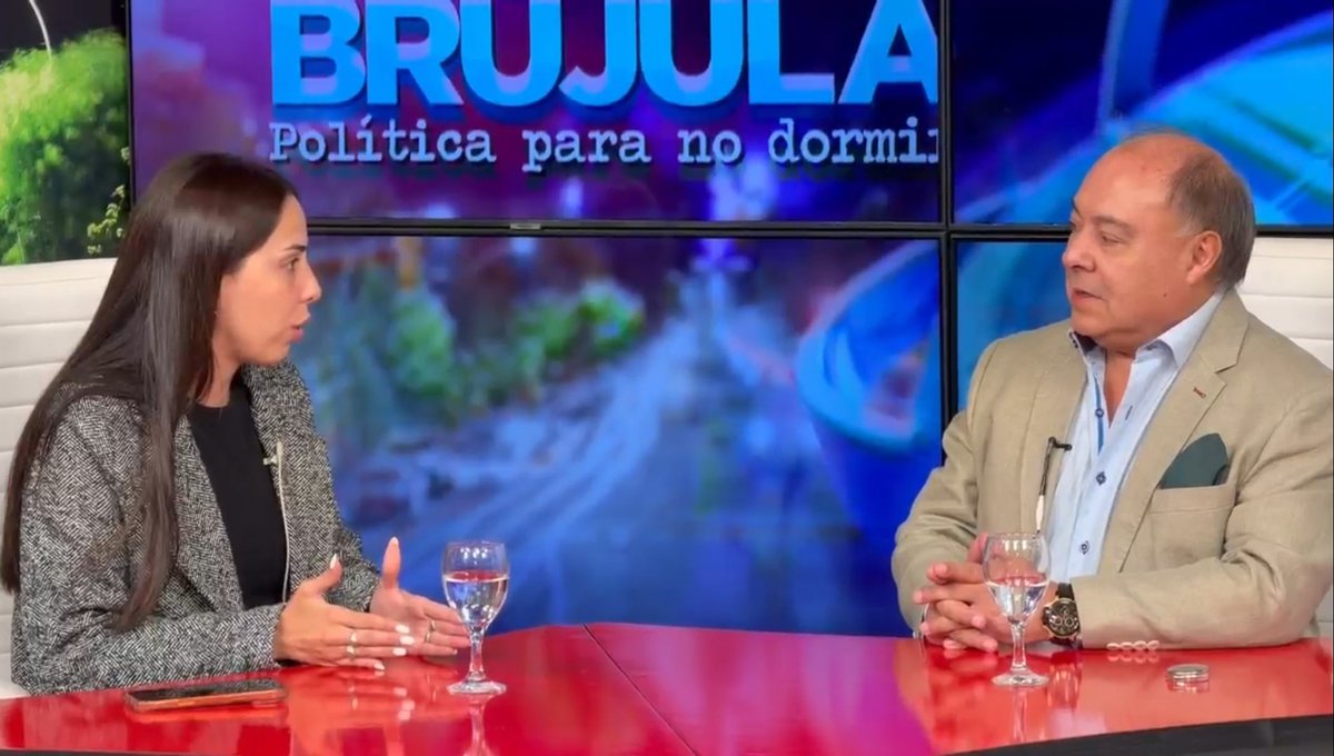 CalvoJorgecalvo's tweet image. #BRUJULA🎥📸
@Aguchialva 

Entonces es fácil, ponemos de nuevo la PASO, tenemos las elecciones generales, utilizamos el sistema de boleta única papel y gastamos tres quintos menos de lo que estaríamos gastando. ¿Qué quiero decir con esto? Que cuando les conviene la cuestión