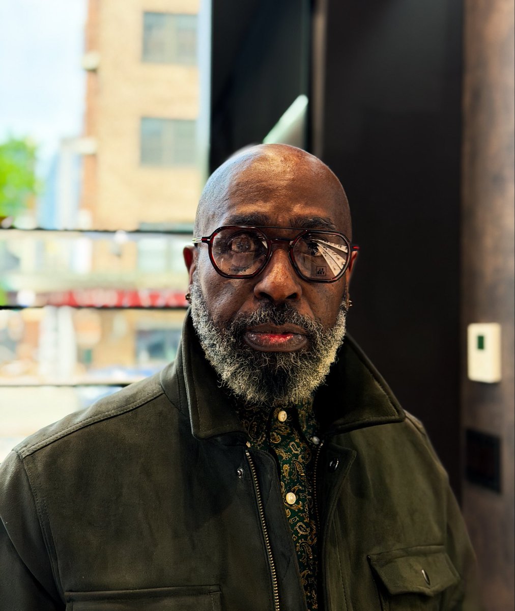 KonEyewear's tweet image. Sharp lines. Subtle attitude.

Yusuf in JFRey JF3091 — where bold design meets everyday wearability.
Lightweight, detailed, and made to stand out without trying too hard.

#JFRey #EyewearStyle #NYCOptical #DesignerFrames #EyewearFashion