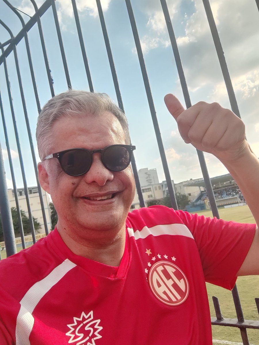 Antes do jogo contra o Madureira, no estádio de Conselheiro Galvão, passei no Mercadão, no Parque de Madureira. No estádio, um mural com torcida do Madureira, que na verdade, era a torcida da Colômbia. Coisas do Rio.