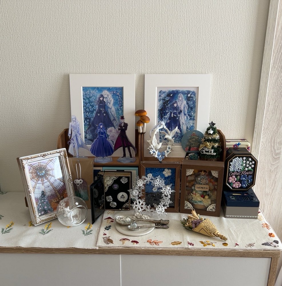 朝から推しエリアの変更して、くすまもエリアが移動しました🎄
こっちのが毎日目に入るので☺️❤️（本棚の上）
くすまもエリアっちゅーか、年中イブメリアエリアみたいになってるけどwww
エーダリア様とヒルドさんのアクスタ届いたら、またちょい変更しよー🤭