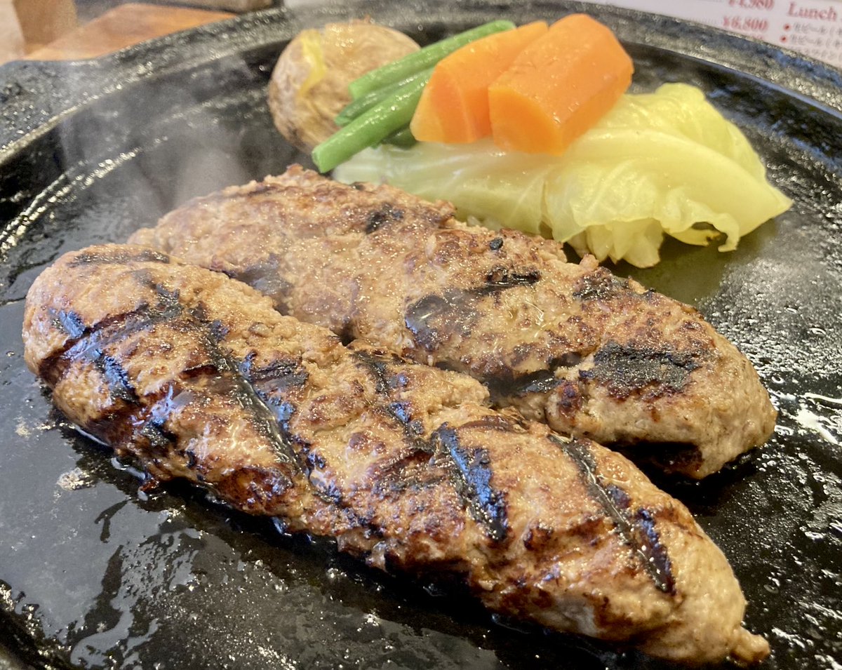 hiropoyo03's tweet photo. 駒込にある炭火焼きハンバーグレストラン「グリルK」。「ここでしか出会えない感動」をコンセプトに、小森敦史さんが2006年11月に千石でオープンし、2023年3月に現在の場所へと移転リニューアル。
熊谷や上里にある店舗は直営ではなく、それぞれプロデュースされているそうです。
「寺門ジモンの取材拒否の店」や「有吉くんの正直さんぽ」などで紹介されています。
日本ハンバーグ協会のハンバーググランプリ2015で金賞を受賞。
食べログ百名店2025に選出✨

隠し味にデーツ（ナツメヤシの実）を使用しているというハンバーグは、スタンダードの160g、クイーンの260g、キングの360g、ポンドの450gから。黒毛和牛ステーキと合わせた特撰セットもあります。
ソースは定番のデミグラスソースのほか、ブラックペッパー、トマト、にんにくしょうゆ、和風おろし、オニオン唐辛子、マイルドブラックなど