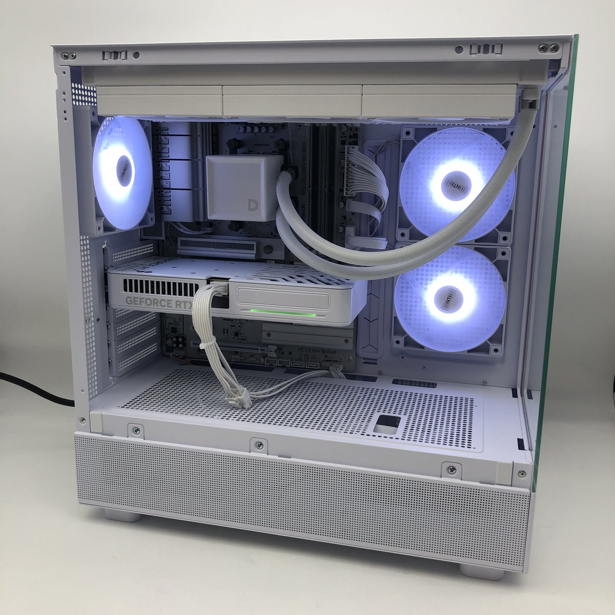 dospara_oita's tweet image. 【お客様ご依頼の #組立代行 PCを紹介🙌】
#INTEL Core U7 265K
#Palit RTX5060Ti WHITE 
#ADATA DDR5-5600 8GBx2
#ﾄﾞｽﾊﾟﾗｾﾚｸﾄ PGX4 M.2 Gen4 1TB
#MONTECH XR
お客様のご要望に合わせてご提案します😀
自作PCに興味のある方は是非 #ドスパラ大分店 へ💁‍♂️
#ドスパラスタッフ