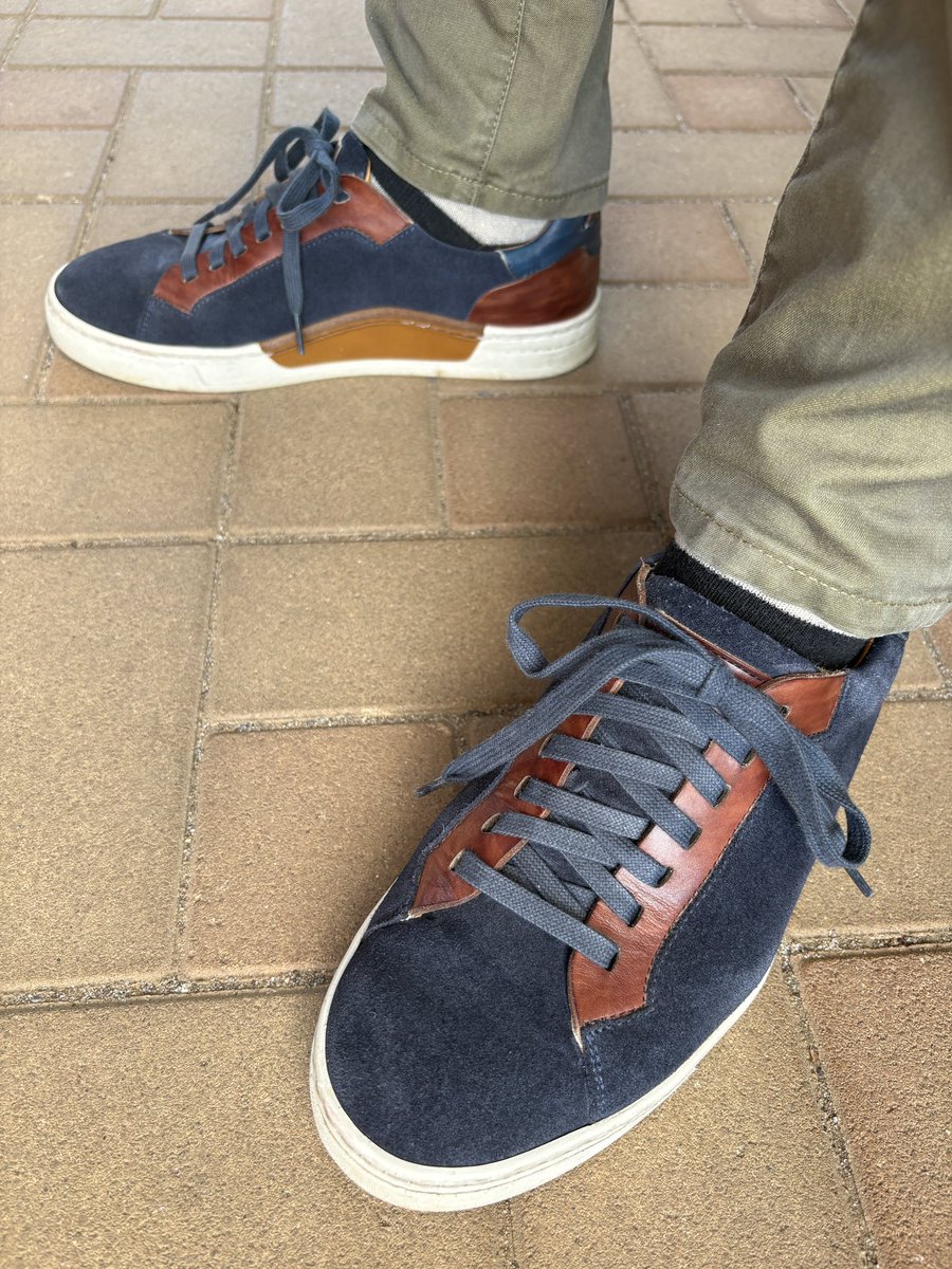 MAGNANNI

今日の散歩靴
歩くと汗ばむ陽気が心地よい

＃レザースニーカー　＃マグナーニ